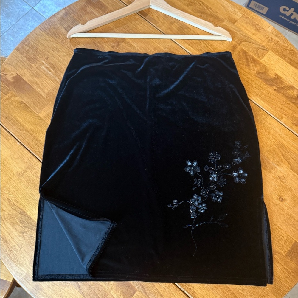 Chic Black Velvet Pencil Skirt with Floral Detail